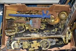 A QUANTITY OF BRASS WARES, ETC, to include a fireside fender, leather backed horse brasses, loose
