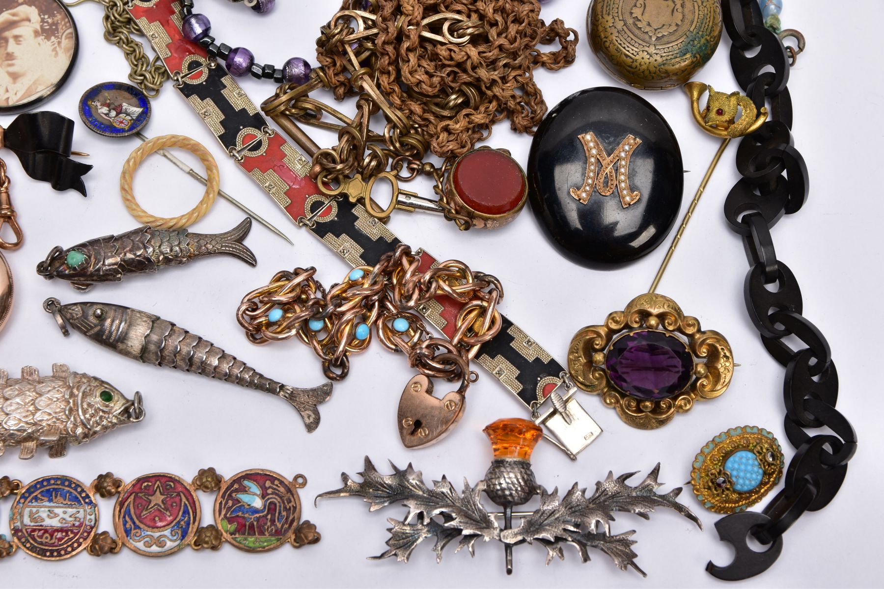 A BOX OF ASSORTED JEWELLERY, to include a yellow metal cameo brooch, depicting a gentleman in - Image 4 of 10