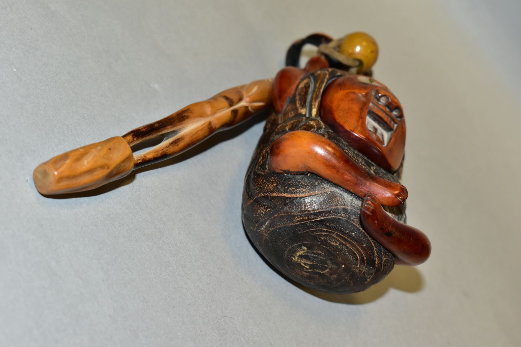 A JAPANESE TOBACCO BOX AND FIGURAL PIPE HOLDER, the pipe holder shaped as an elongated man, length - Image 3 of 8