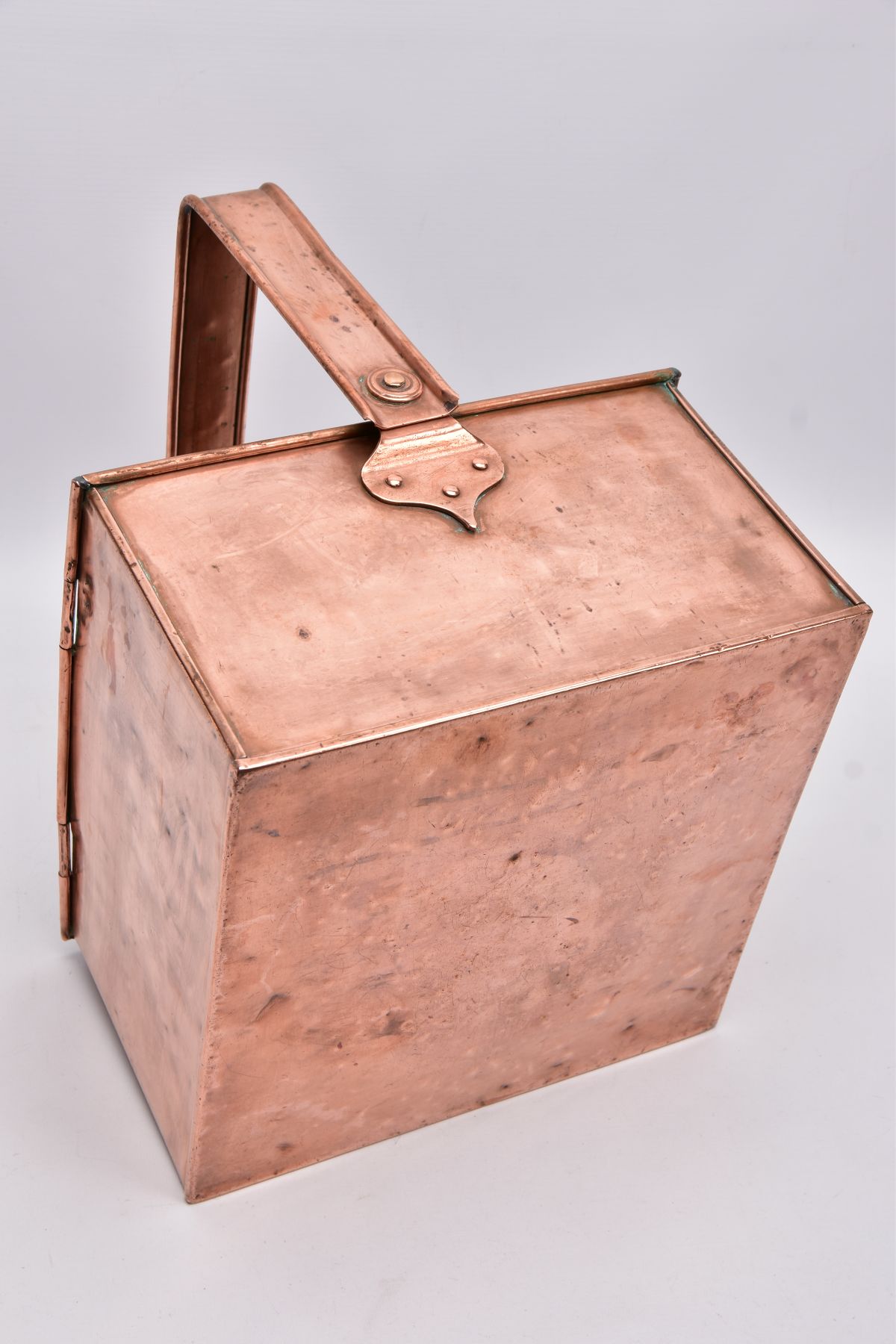 A BULPITT & SONS COPPER SWING HANDLED STORAGE BOX, date stamped 1915, missing cover, approximate - Image 6 of 6