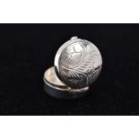 A MODERN SILVER PILL BOX, hallmarked for Douglas Pell, London 1997, approximate diameter 22mm,