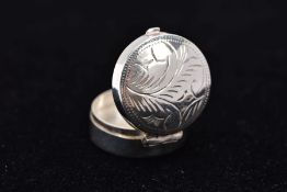 A MODERN SILVER PILL BOX, hallmarked for Douglas Pell, London 1997, approximate diameter 22mm,