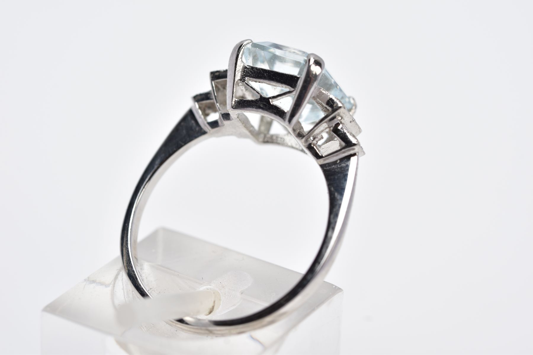 A WHITE METAL AQUAMARINE AND DIAMOND RING, designed with a central claw set, emerald cut aquamarine, - Image 3 of 4