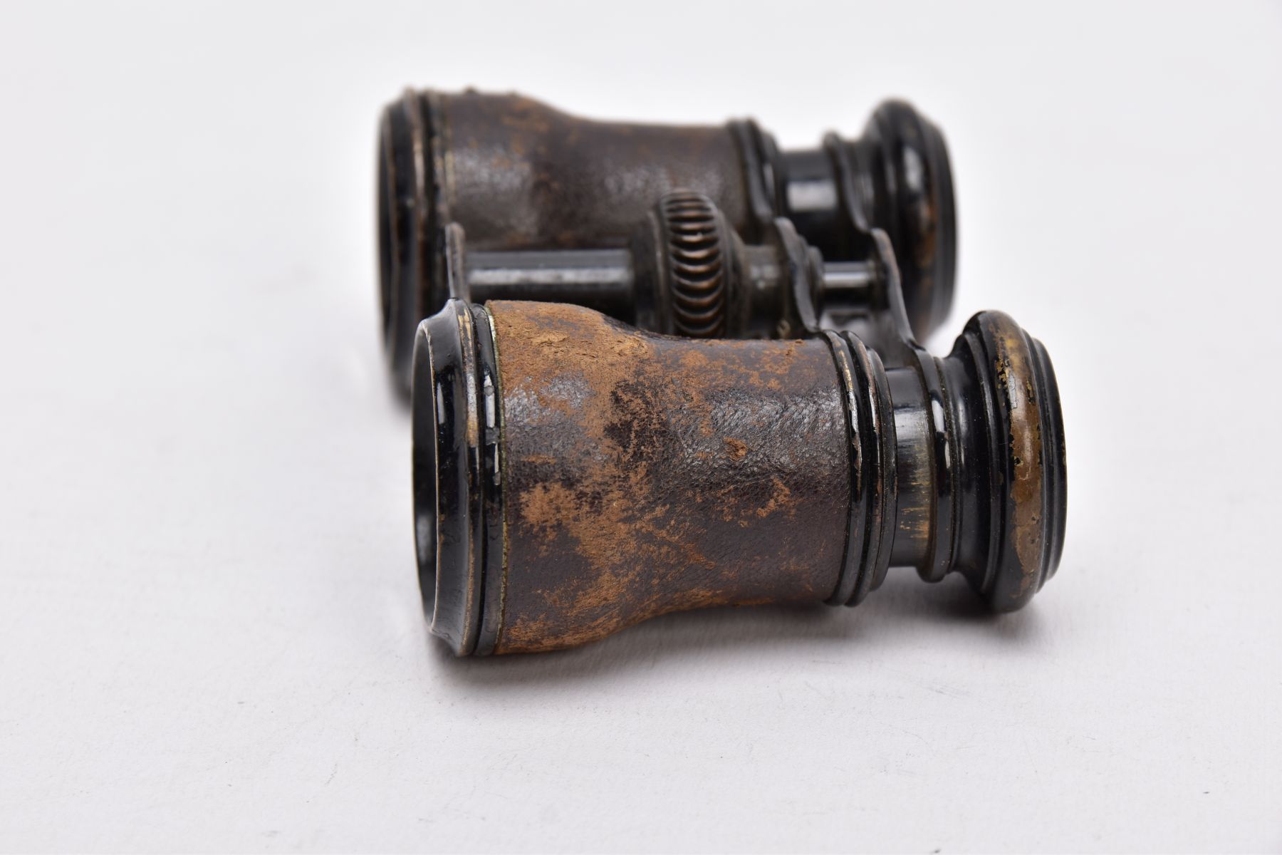 A PAIR OF EARLY 20TH CENTURY OPERA GLASSES, leather cased objective barrels, central focus wheel - Image 5 of 6