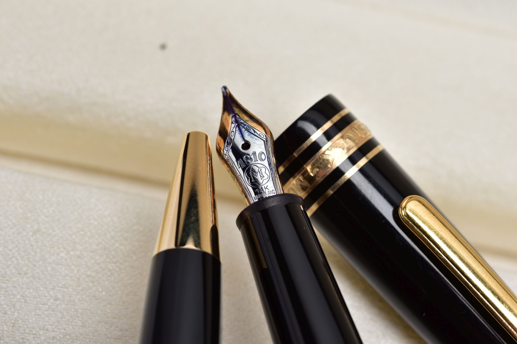 A CASED 'MONT BLANC-MEISTERSTUCK' FOUNTAIN PEN AND BALL POINT PEN, black lacquer with gold - Image 4 of 5
