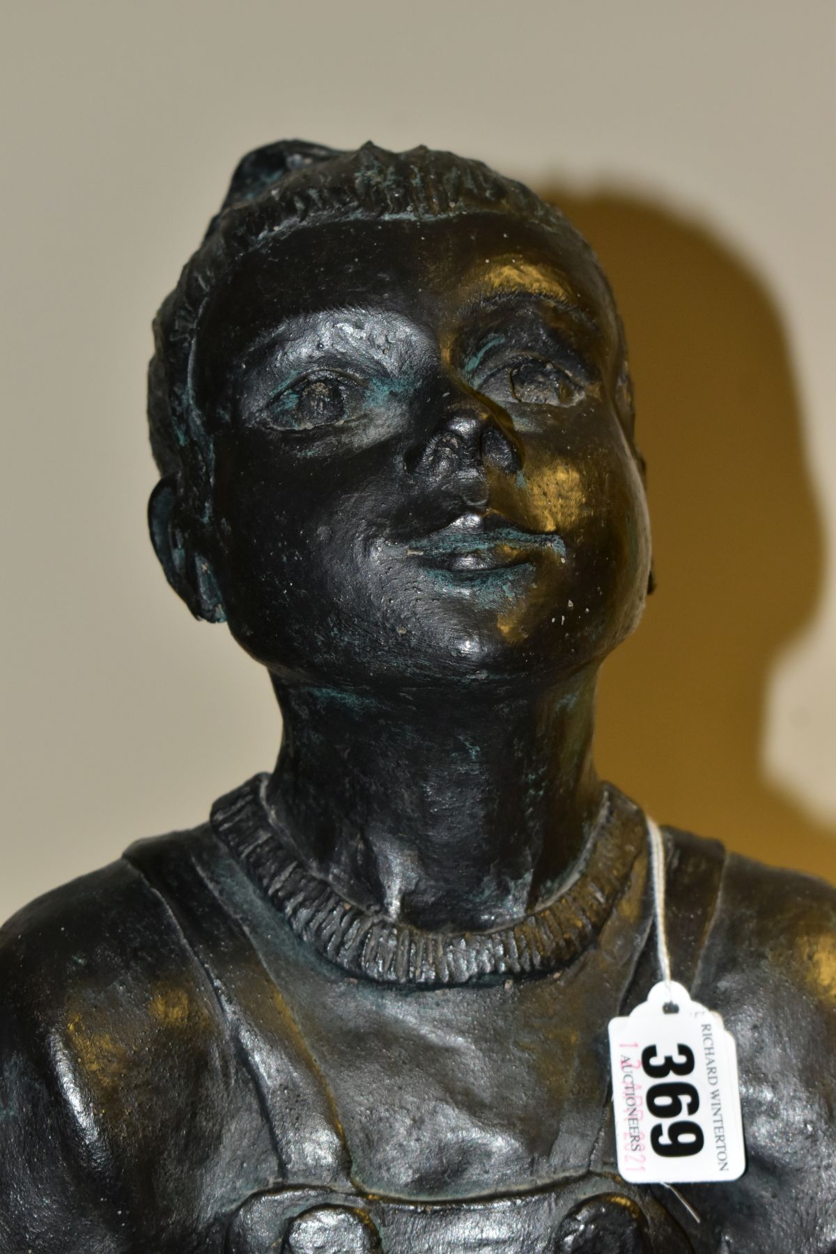 A CONTEMPORARY BRONZED CERAMIC SCULPTURE OF A GIRL KNEELING, wearing dungarees and her hair in a - Bild 2 aus 7