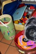 A QUANTITY OF CHILDRENS PLASTIC TOYS ETC, to include fruit and utensils, a cardboard tub