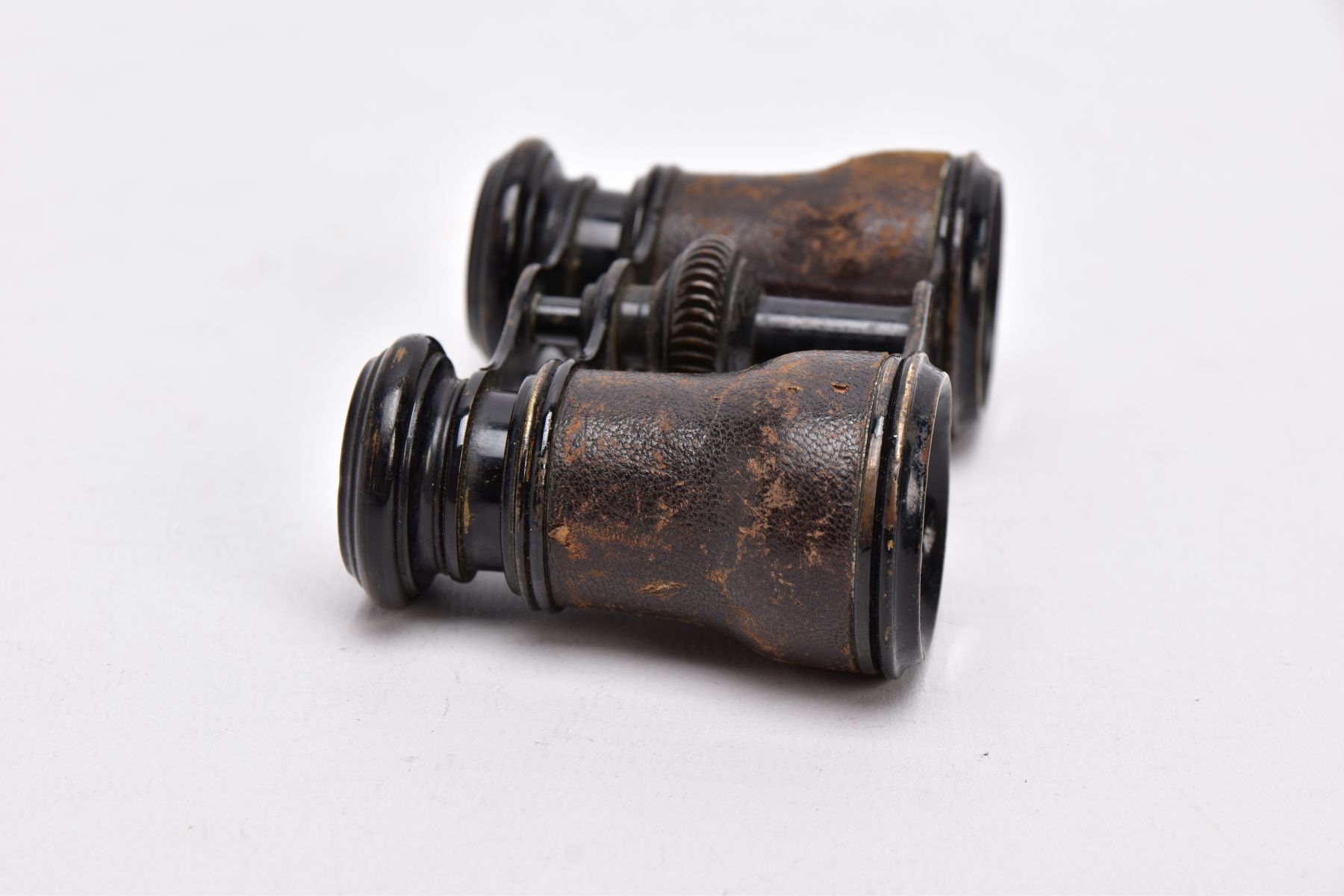 A PAIR OF EARLY 20TH CENTURY OPERA GLASSES, leather cased objective barrels, central focus wheel - Image 6 of 6