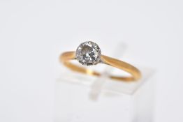 A YELLOW METAL SINGLE STONE DIAMOND RING, designed with a claw set, round brilliant cut diamond,