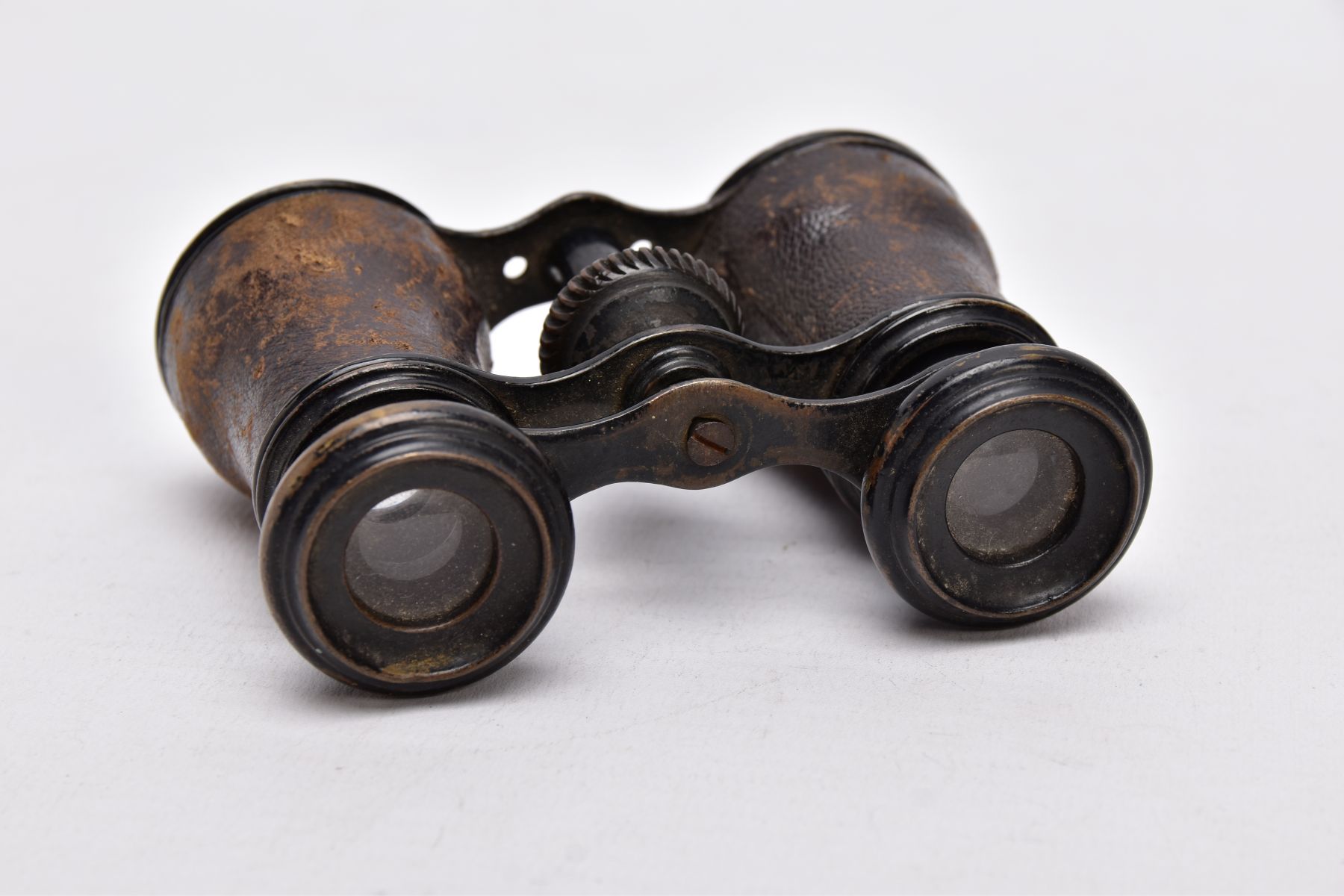 A PAIR OF EARLY 20TH CENTURY OPERA GLASSES, leather cased objective barrels, central focus wheel - Image 4 of 6