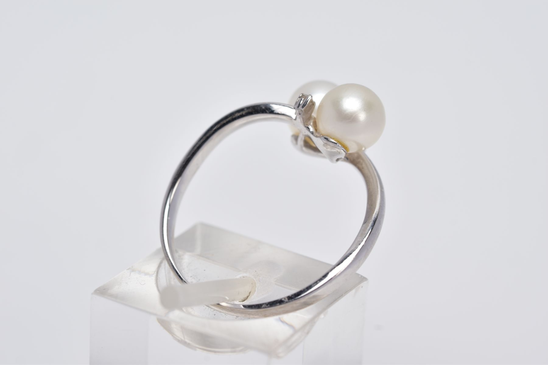 A 9CT WHITE GOLD RING, of a crossover design set with two cultured pearls flanked with round - Image 3 of 4