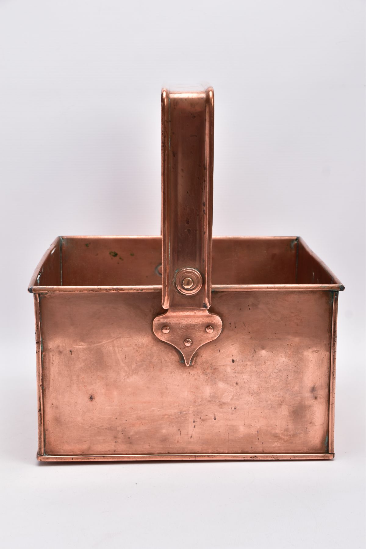 A BULPITT & SONS COPPER SWING HANDLED STORAGE BOX, date stamped 1915, missing cover, approximate - Image 3 of 6