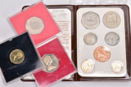 A SMALL PACKAGE OF THE ISLE OF MAN COINS to include a 1984 decimal coin set, a 1984 I.O.M. One pound