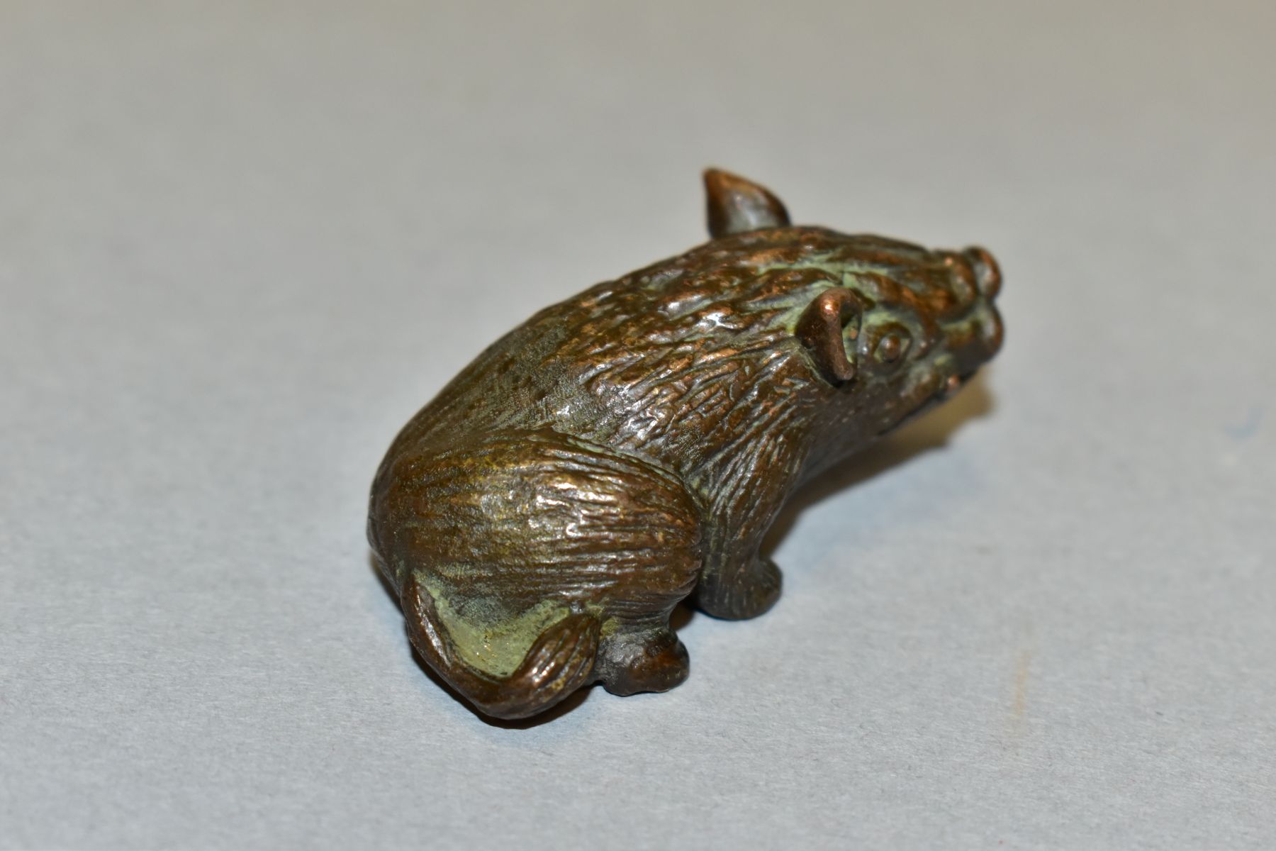 A 20TH CENTURY SMALL BRONZE FIGURE OF A SEATED HOG, unmarked, height 2.2cm x length 5.1cm - Bild 3 aus 5