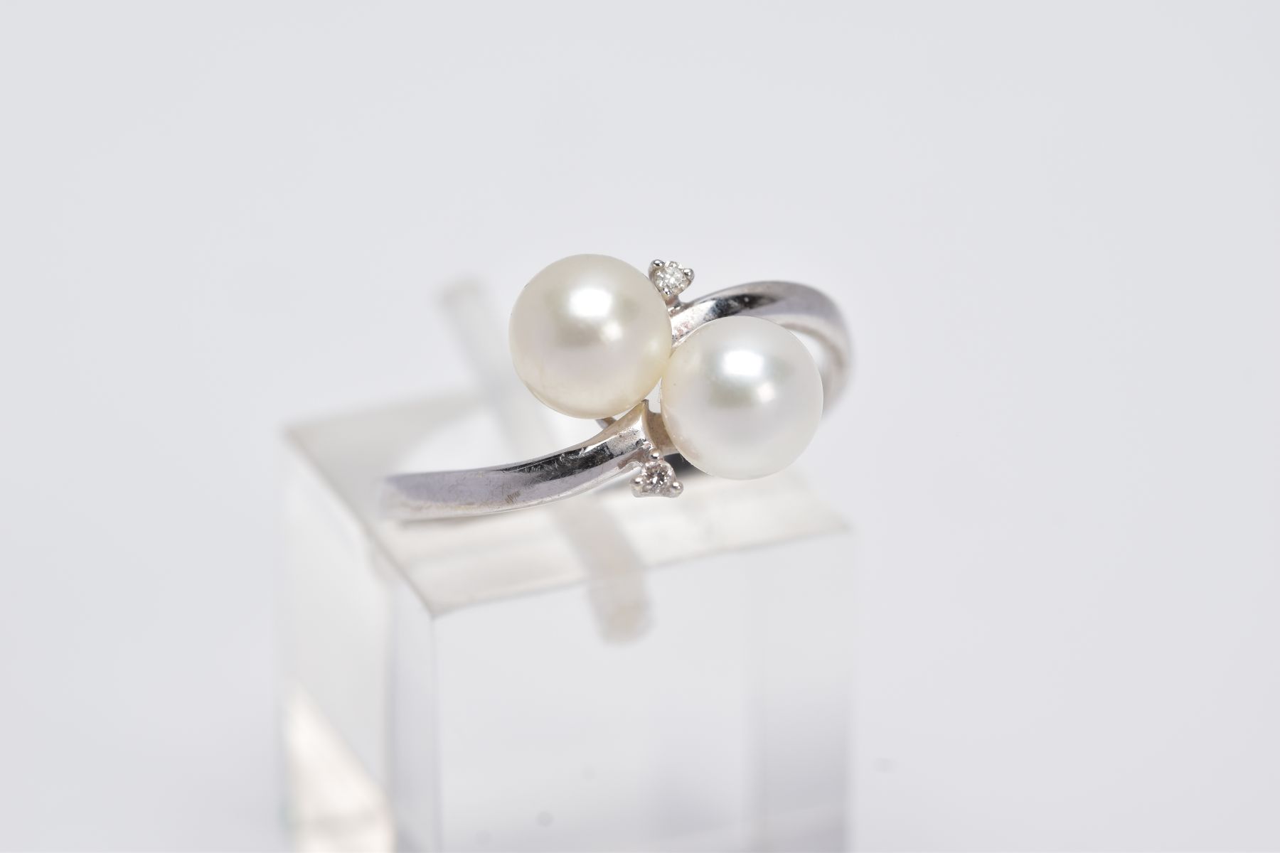 A 9CT WHITE GOLD RING, of a crossover design set with two cultured pearls flanked with round - Image 4 of 4