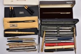 A BOX OF MOSTLY PARKER PENS, to include a boxed parker 25 SSCT three piece pen set (all lozenges