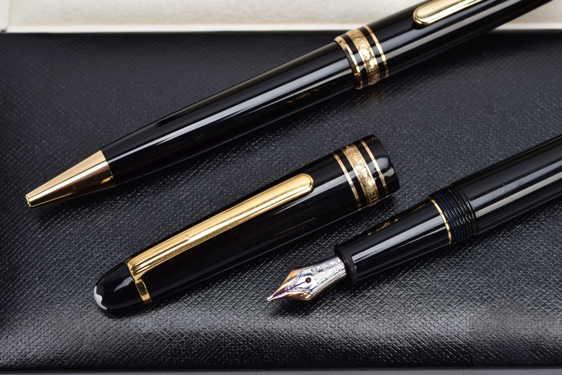 A CASED 'MONT BLANC-MEISTERSTUCK' FOUNTAIN PEN AND BALL POINT PEN, black lacquer with gold - Image 2 of 5