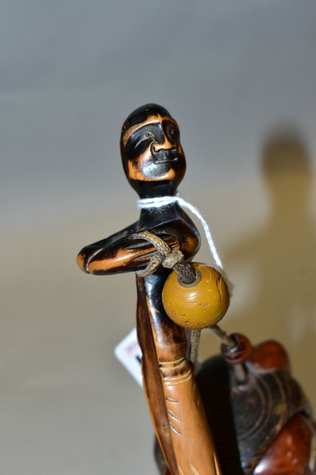 A JAPANESE TOBACCO BOX AND FIGURAL PIPE HOLDER, the pipe holder shaped as an elongated man, length - Image 5 of 8