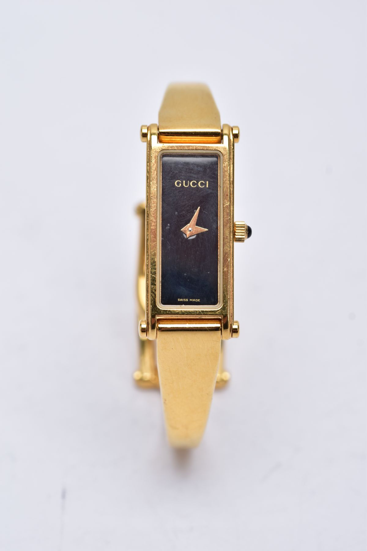 A LADIES GUCCI 1500L WRISTWATCH, the yellow metal wristwatch designed with a black rectangular