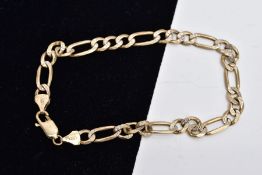 A 9CT GOLD FIGARO BRACELET, designed with textured links, fitted with a lobster claw clasp,