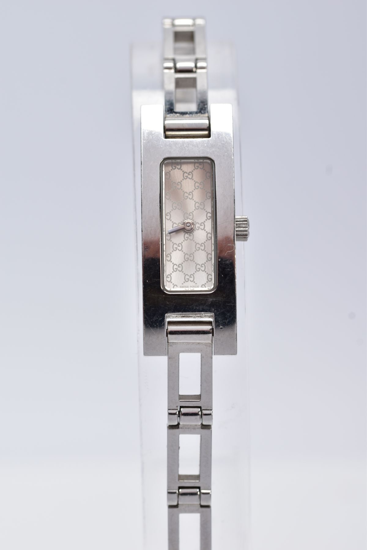 A LADIES GUCCI 3900L WRISTWATCH, stainless steel watch with a rectangular Gucci motif dial, vacant