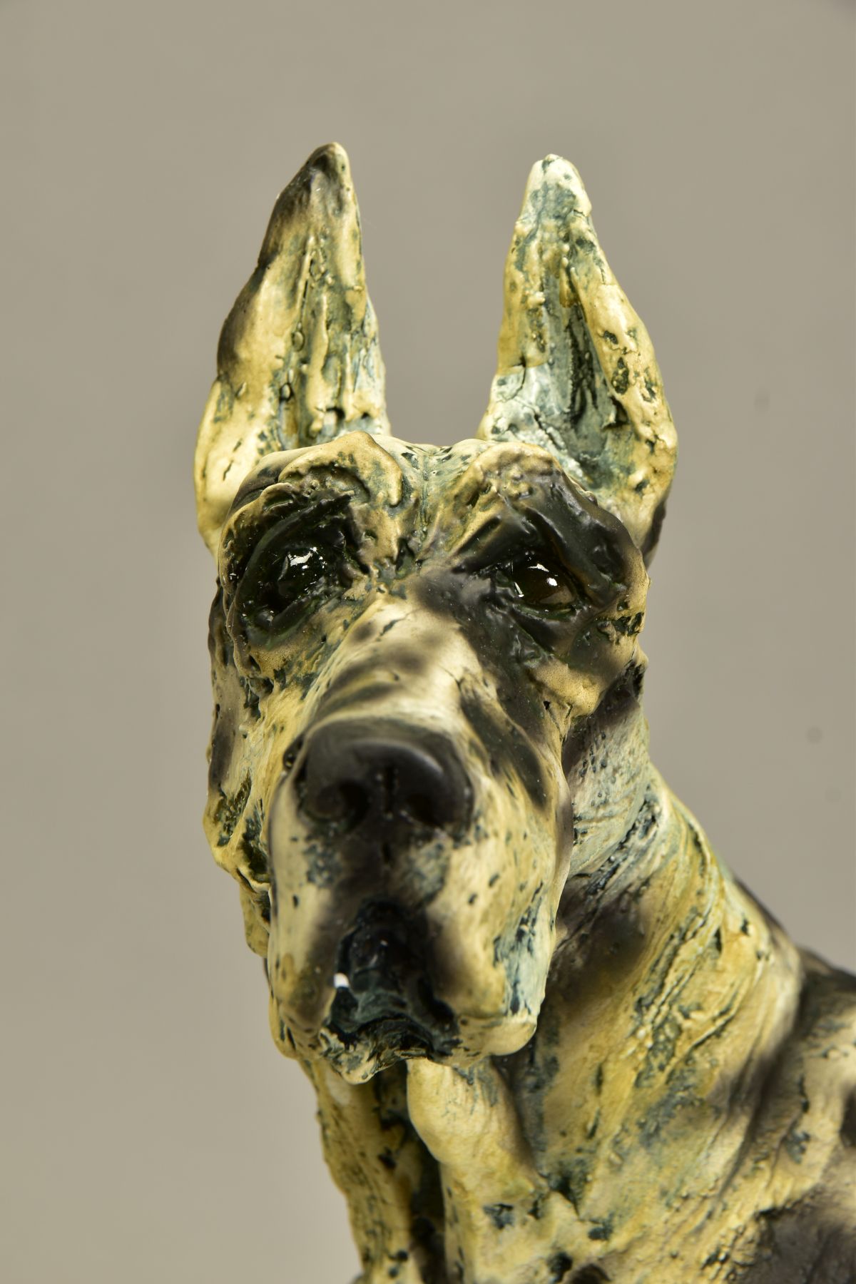 APRIL SHEPHERD (BRITISH CONTEMPORARY) 'ON GUARD' a limited edition sculpture of a Great Dane 62/295, - Bild 3 aus 6