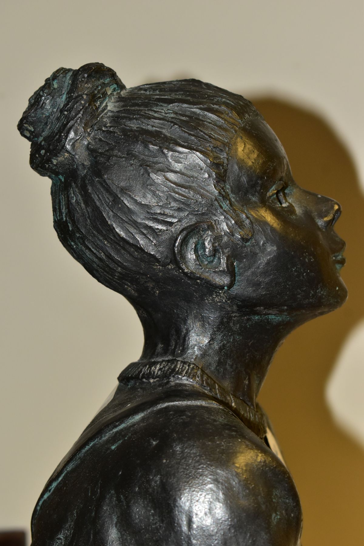 A CONTEMPORARY BRONZED CERAMIC SCULPTURE OF A GIRL KNEELING, wearing dungarees and her hair in a - Bild 7 aus 7