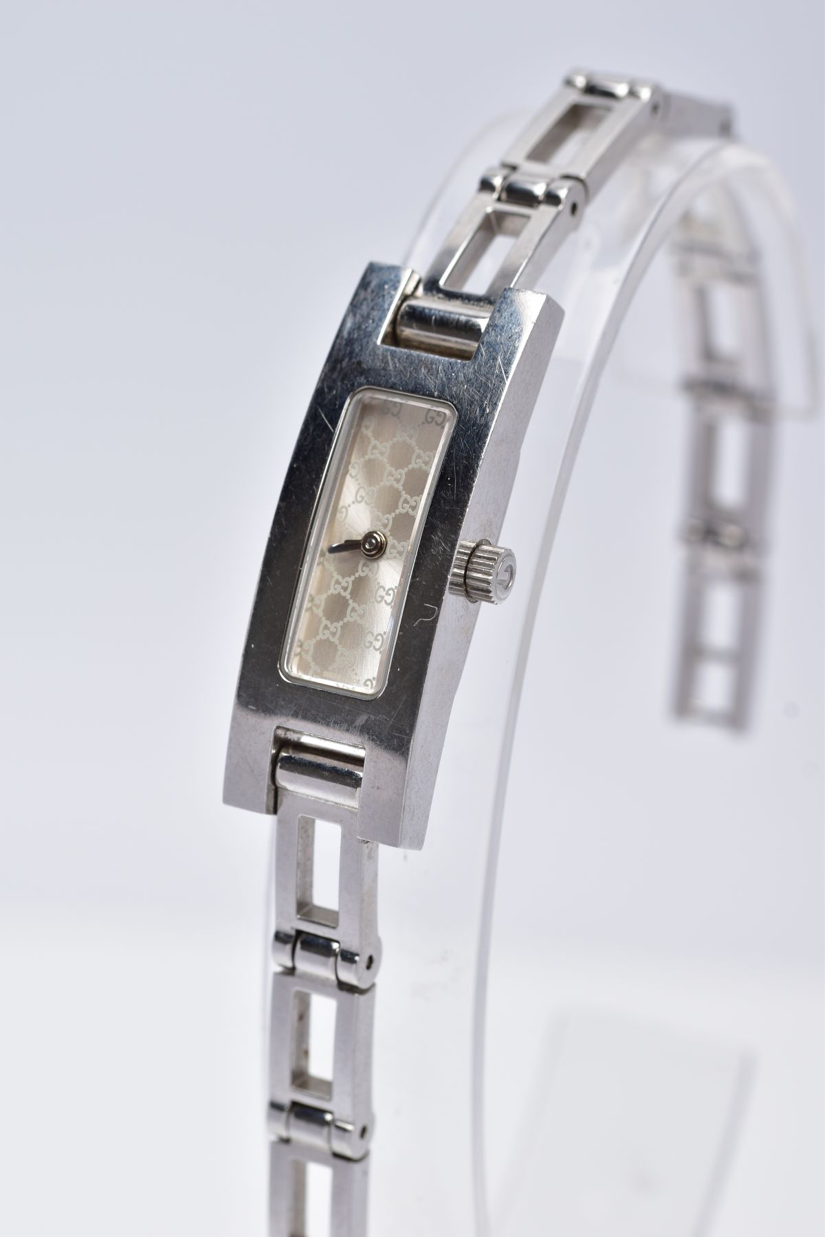 A LADIES GUCCI 3900L WRISTWATCH, stainless steel watch with a rectangular Gucci motif dial, vacant - Image 2 of 6