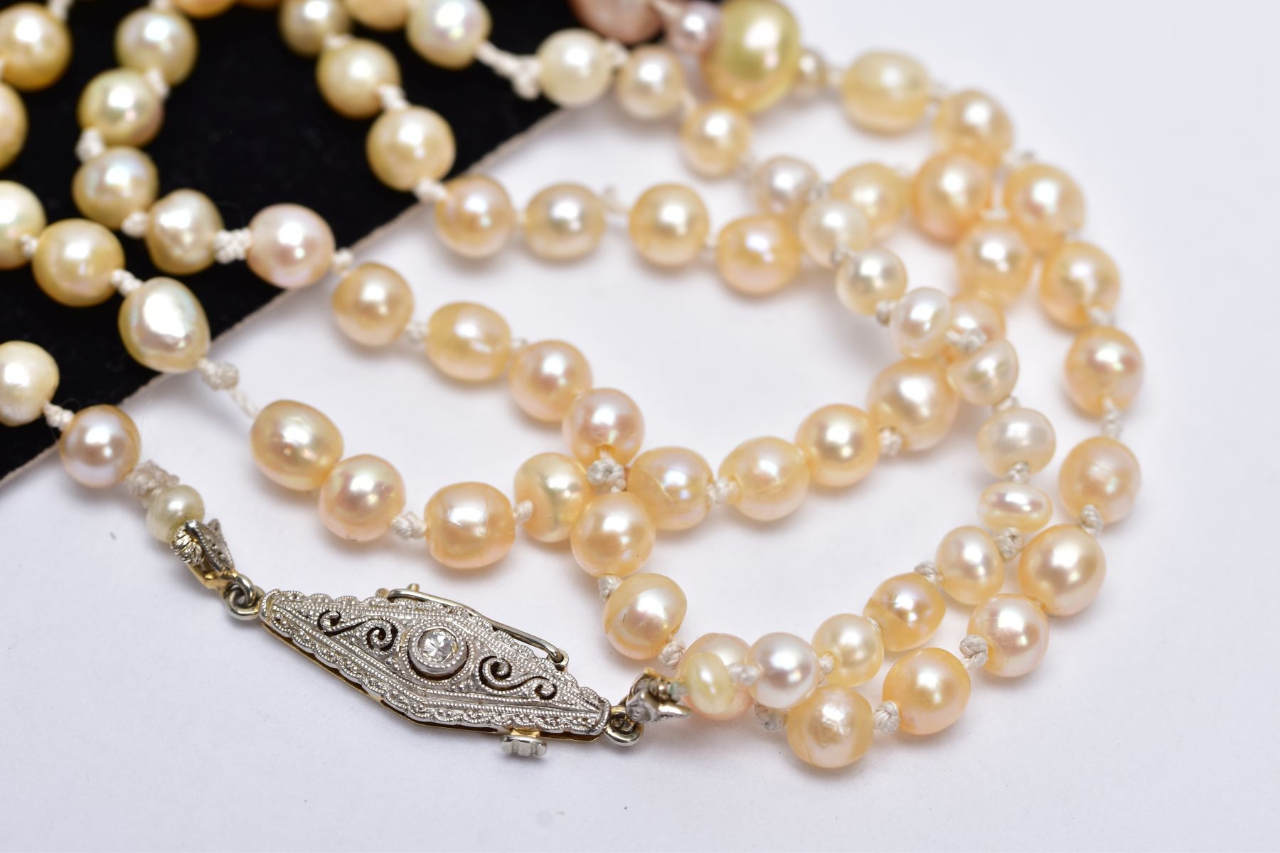 A FRESHWATER PEARL NECKLET, designed with a row of graduated pearls, fitted with yellow metal - Image 3 of 4