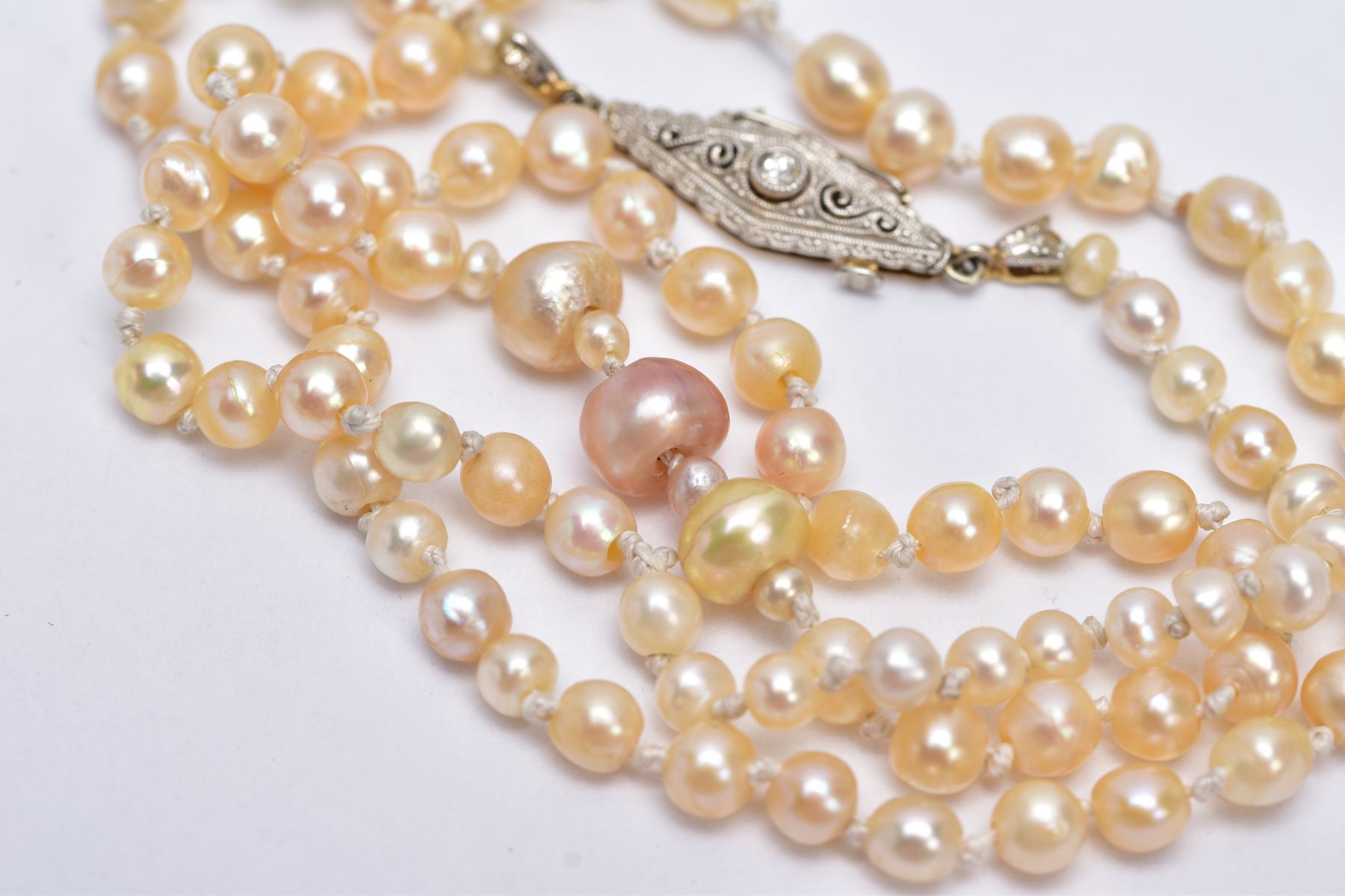 A FRESHWATER PEARL NECKLET, designed with a row of graduated pearls, fitted with yellow metal - Image 4 of 4