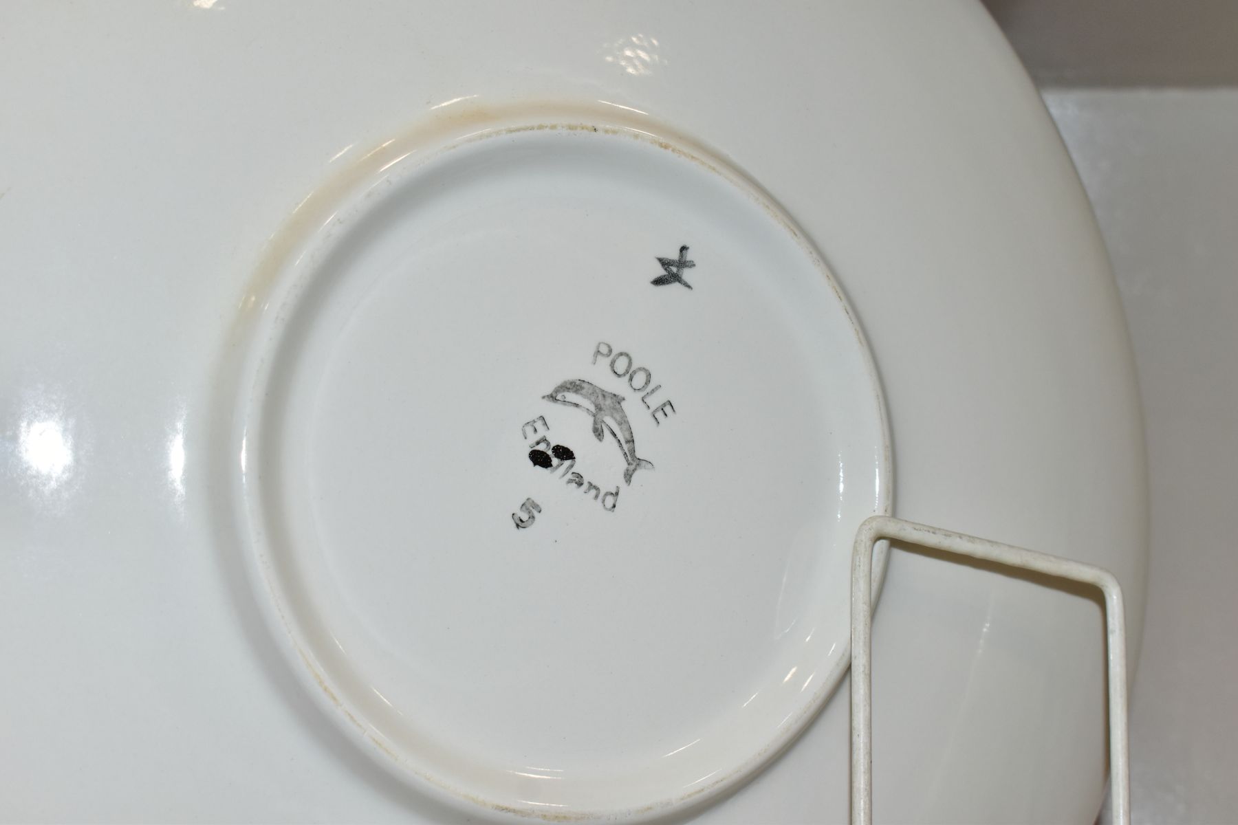 A POOLE POTTERY DELPHIS CIRCULAR CHARGER, diameter 35cm, together with a Poole hand painted plate - Image 4 of 4