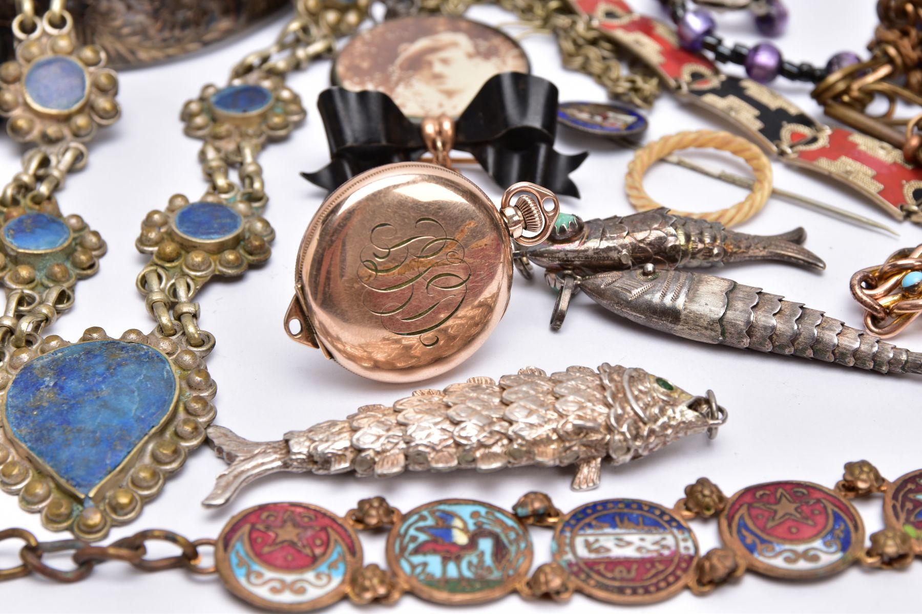 A BOX OF ASSORTED JEWELLERY, to include a yellow metal cameo brooch, depicting a gentleman in - Image 7 of 10