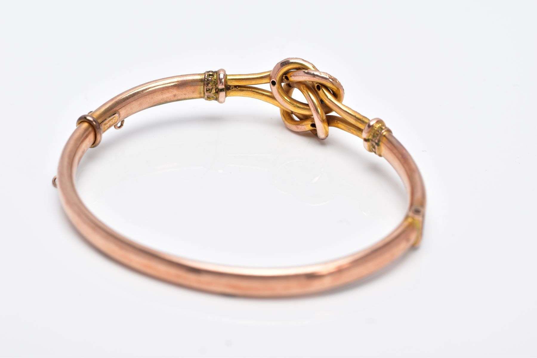 A YELLOW METAL BANGLE, the hinged bangle of a knot and ball openwork design, fitted with a push - Image 3 of 4