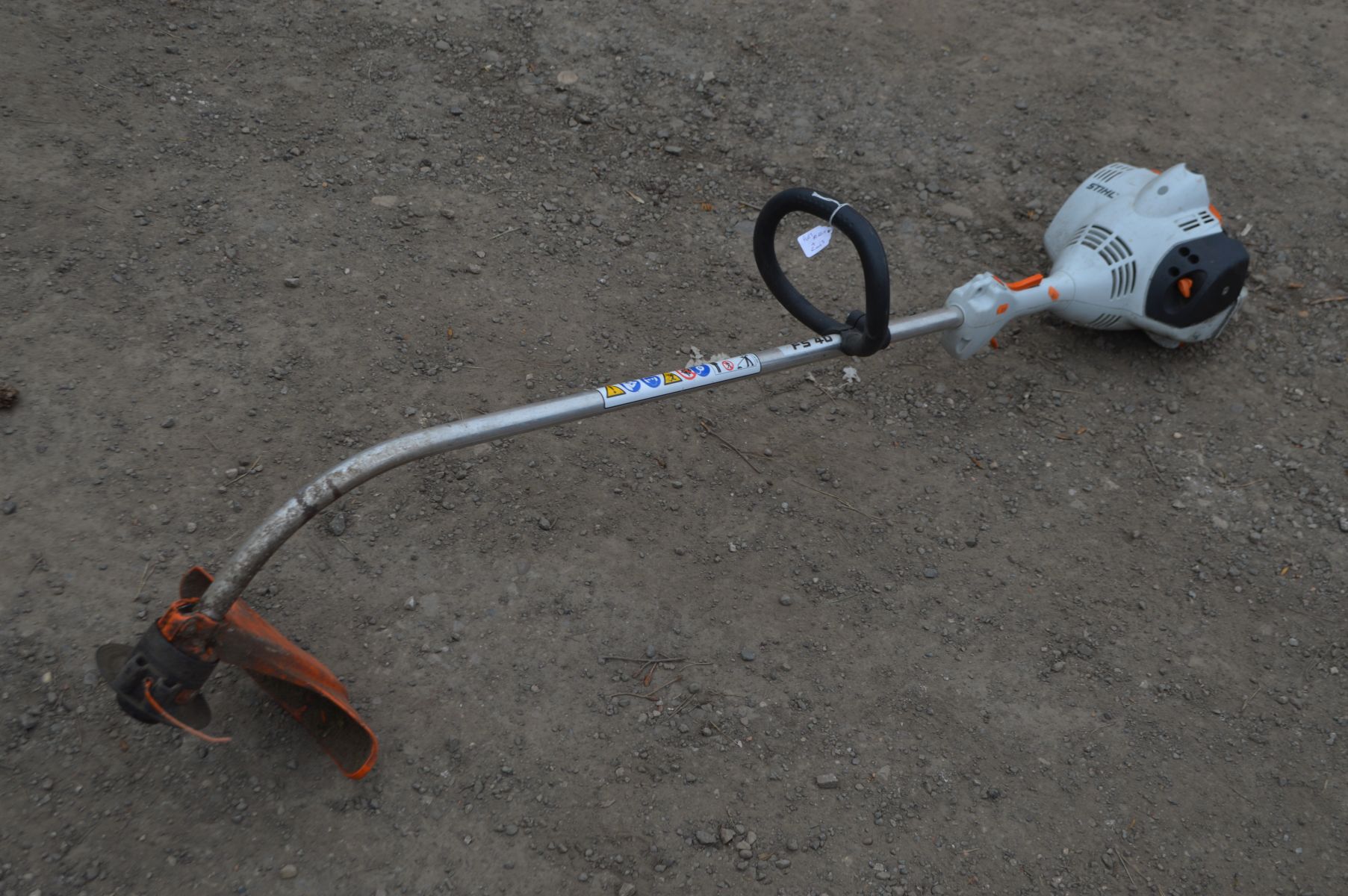 A STIHL FS40 PETROL STRIMMER (pulls freely and runs)