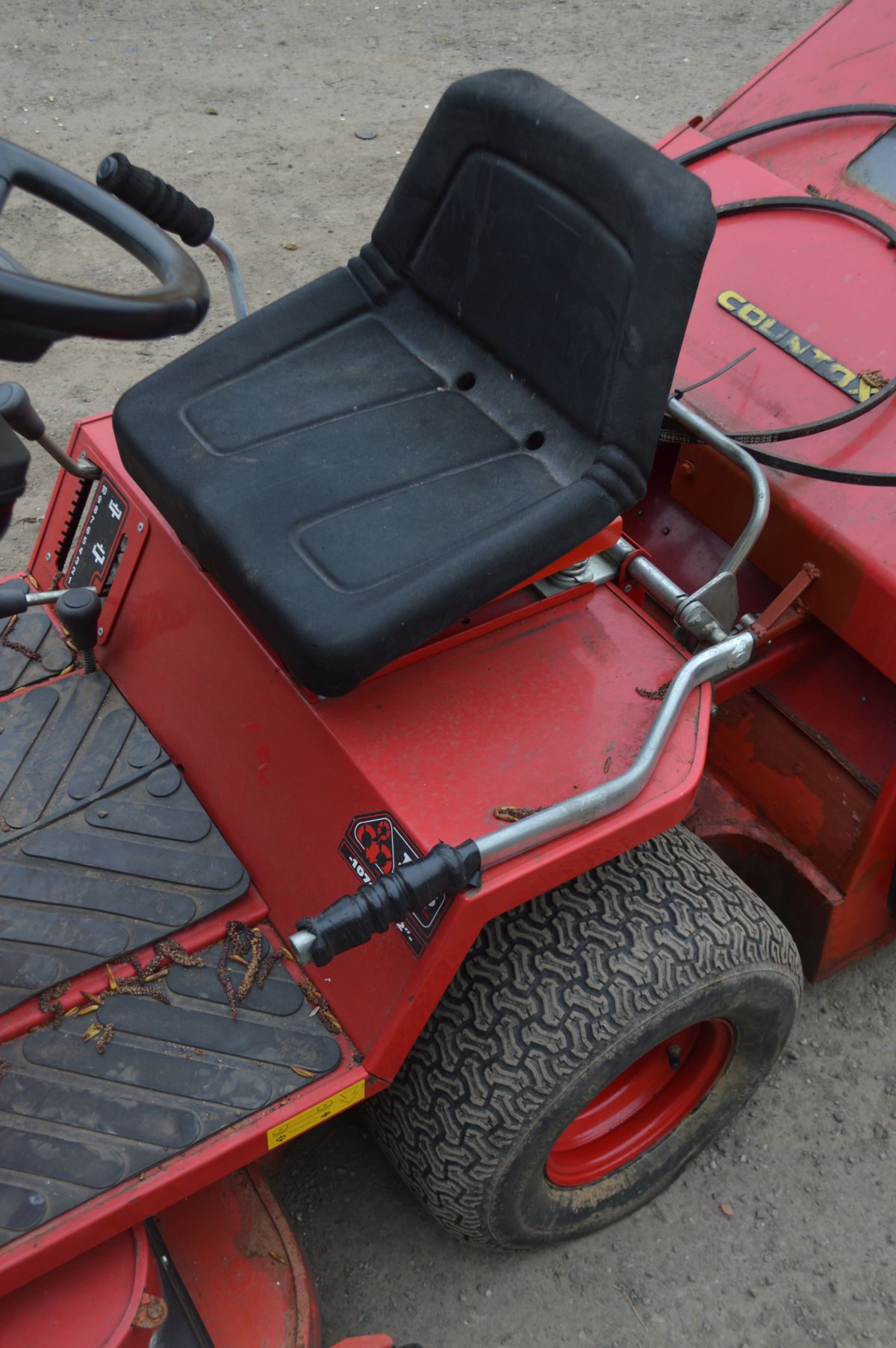 A COUNTAX HYDROSTATIC C600H RIDE ON LAWNMOWER, with a briggs and Stratton engine (key) - Image 6 of 7