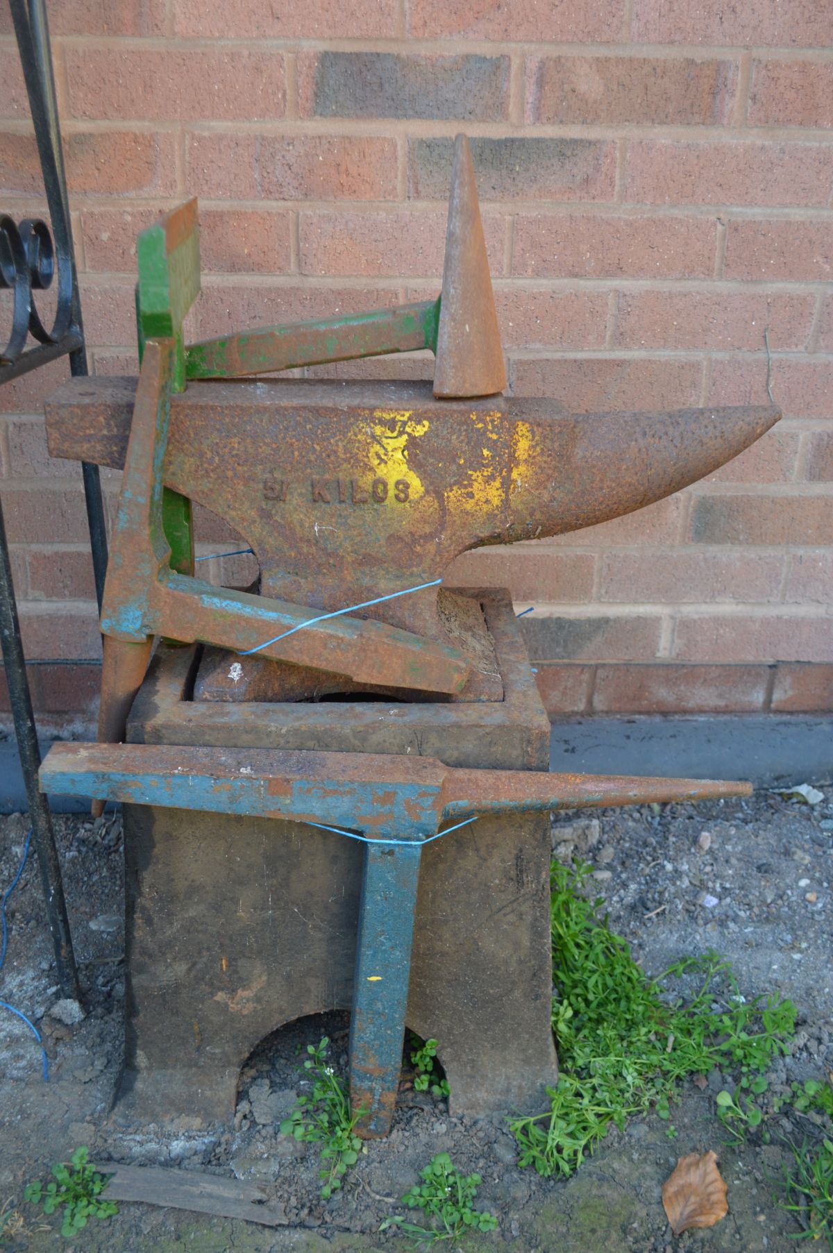 A 51 KILO CAST IRON ANVIL, on original stand and four ironmongery tools (5) - Image 2 of 3