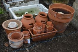 A QUANTITY OF VARIOUS TERRACOTTA GARDEN POTS, to include two large circular plant pots, two