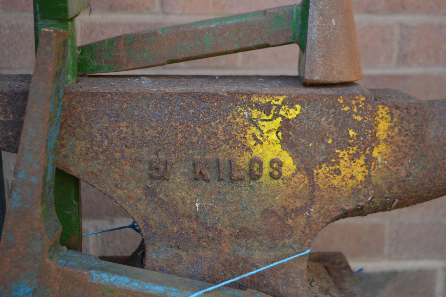 A 51 KILO CAST IRON ANVIL, on original stand and four ironmongery tools (5) - Image 3 of 3