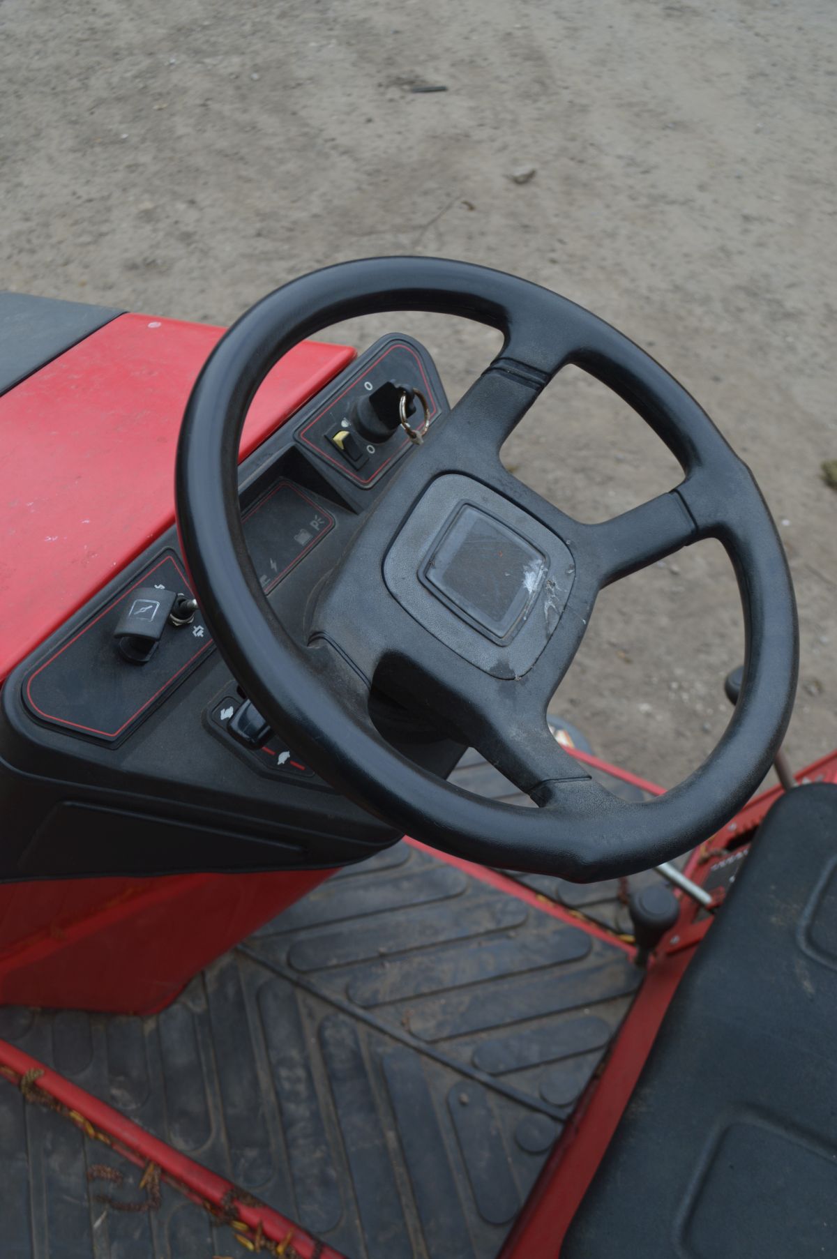 A COUNTAX HYDROSTATIC C600H RIDE ON LAWNMOWER, with a briggs and Stratton engine (key) - Image 5 of 7