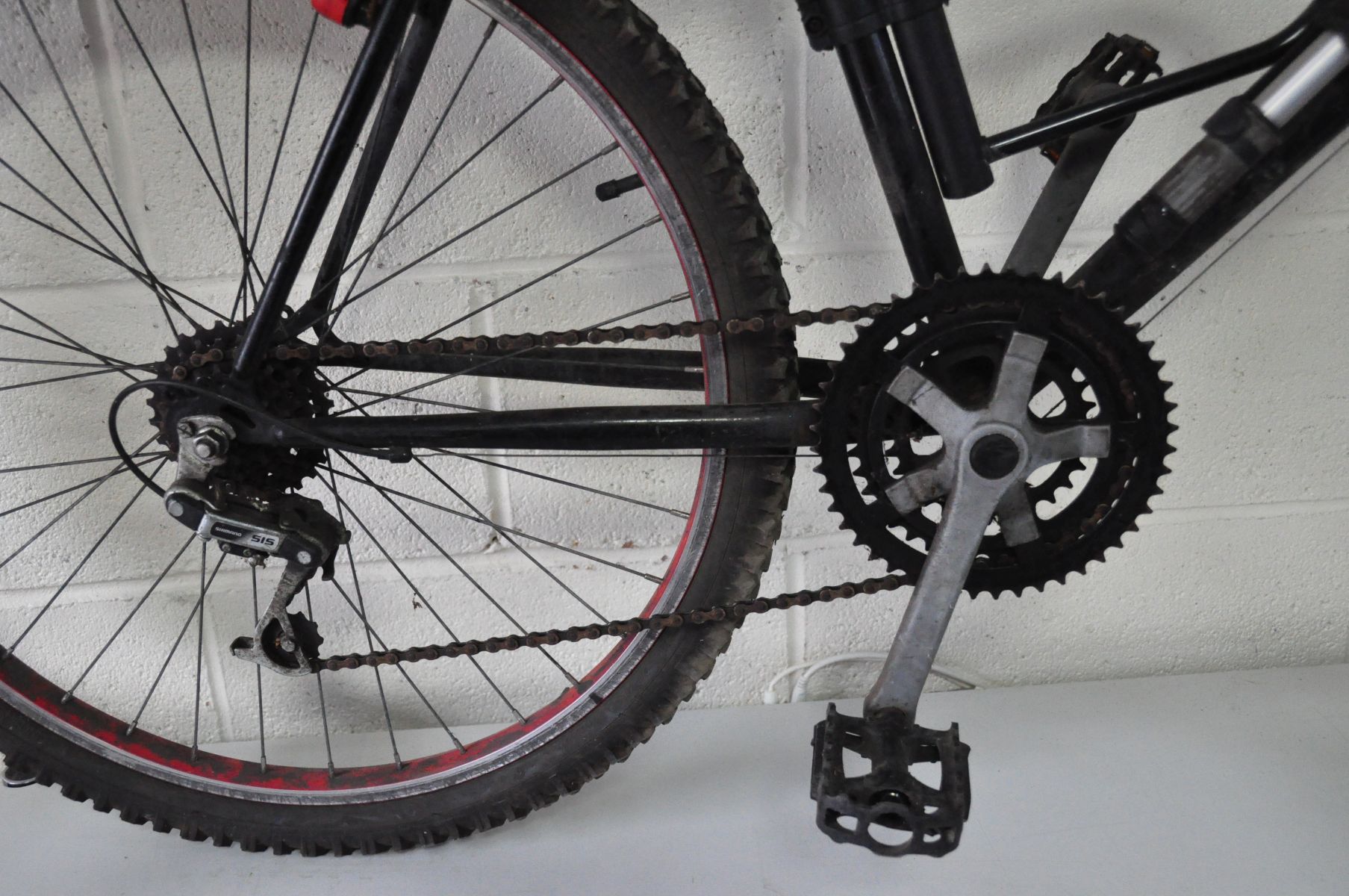 A FALCON GENTS MOUNTAIN BIKE with a 23 ins frame 18 speed Shimano gears, front suspension - Image 2 of 3