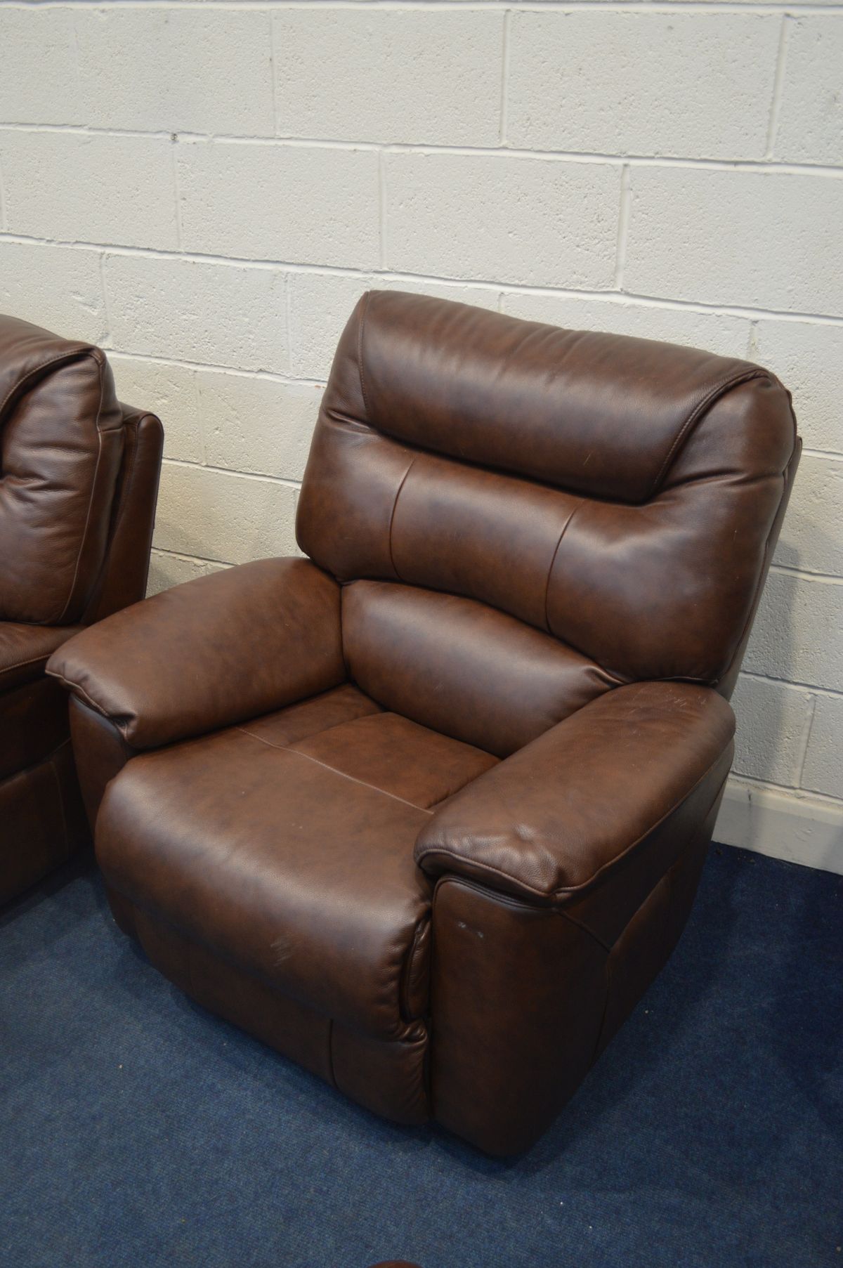 A LA-Z- BOY BROWN LEATHER CORNER SOFA, with electric recliners to each ends, length 250cm x depth - Image 5 of 6