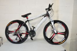 A BRAND NEW EXTREME XRM1 NAVAJO GENTS MOUNTAIN BIKE with 27 speed Shimano gears, Front fork