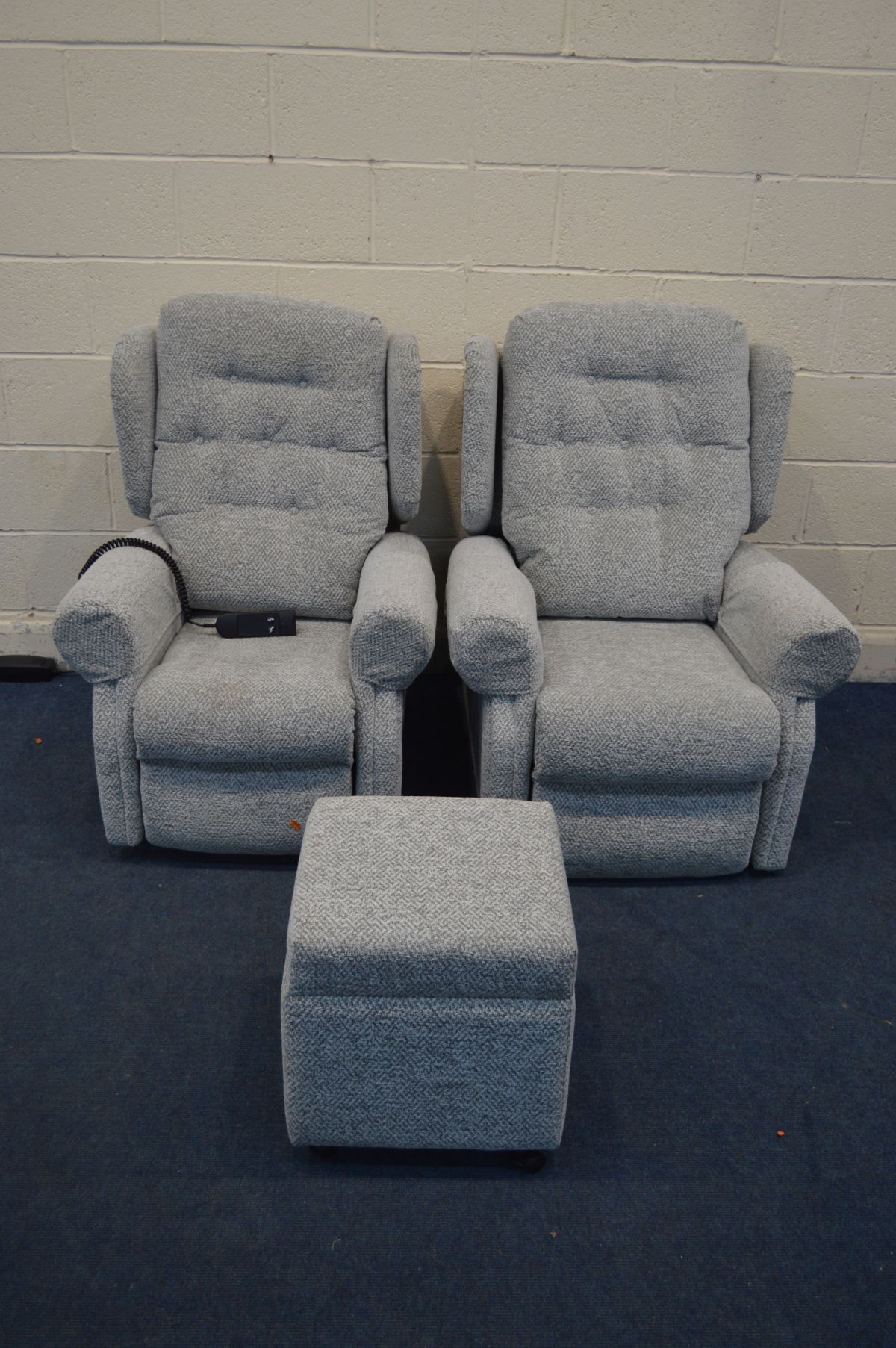 A PRIMACARE PATTERNED GREY UPHOLSTERED ELECTRIC RISE AND RECLINE ARMCHAIR (PAT pass and working) a