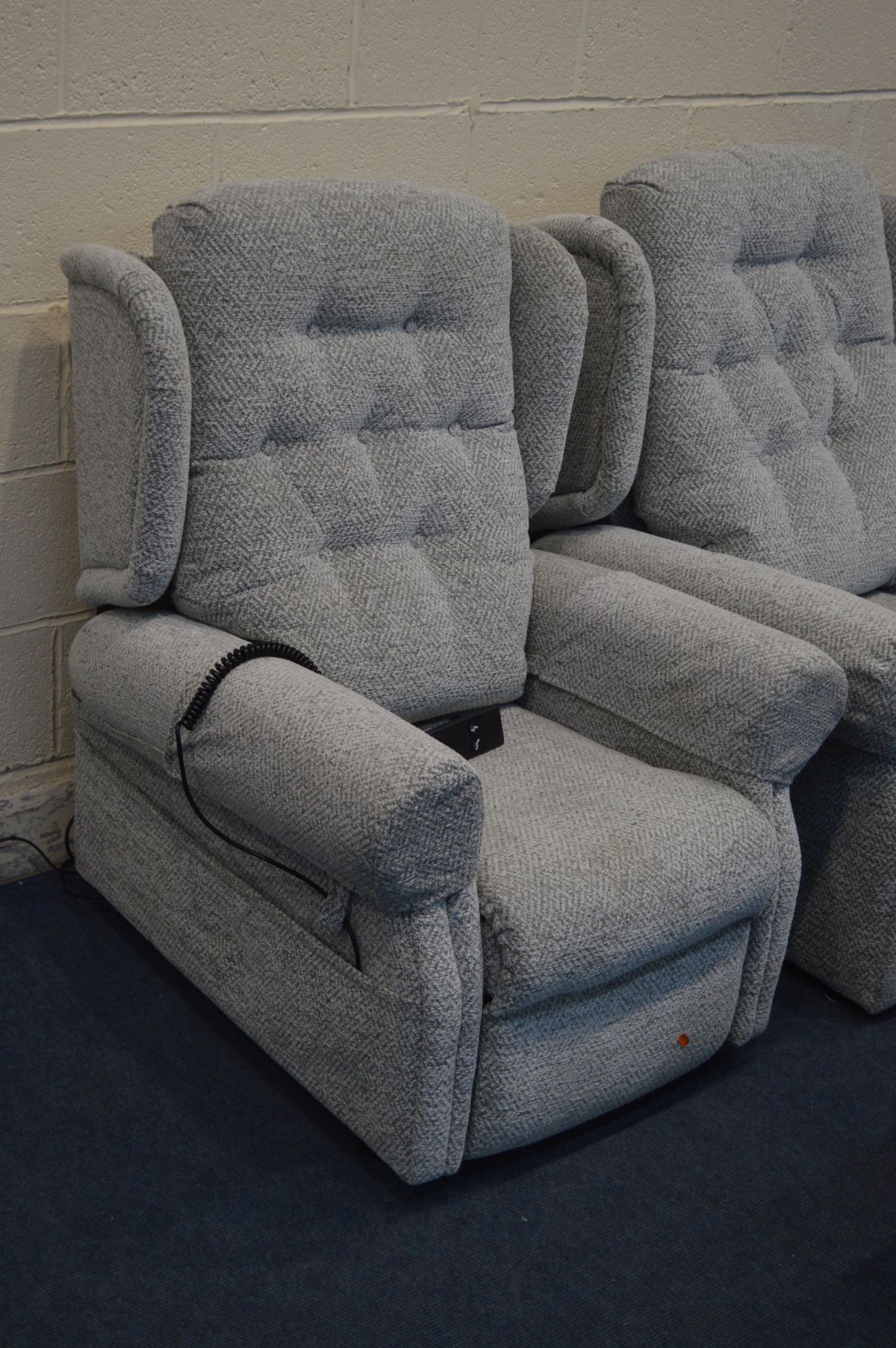 A PRIMACARE PATTERNED GREY UPHOLSTERED ELECTRIC RISE AND RECLINE ARMCHAIR (PAT pass and working) a - Image 2 of 3