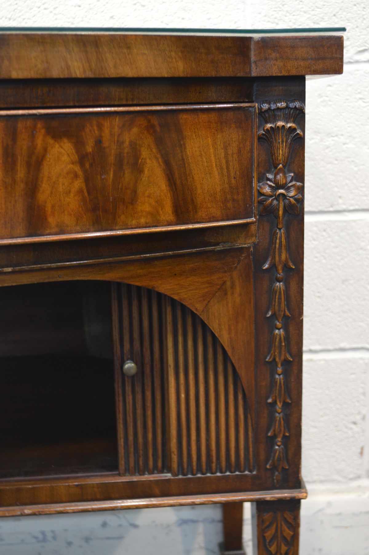 A GILL AND REIGATE OF LONDON MAHOGANY BOW FRONT SIDEBOARD/SERVING TABLE, with a single frieze - Image 4 of 5