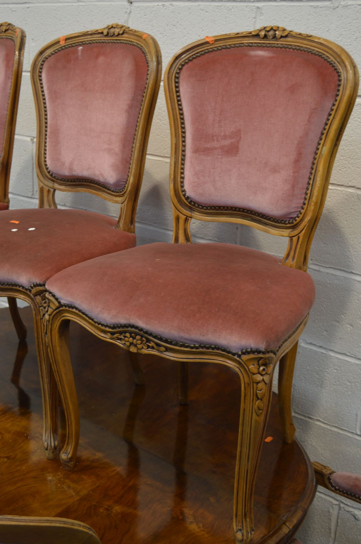 A REPRODUCTION WALNUT BREAKFAST PEDESTAL TABLE, length 153cm x depth 115cm x height 75cm (faulty - Image 3 of 4