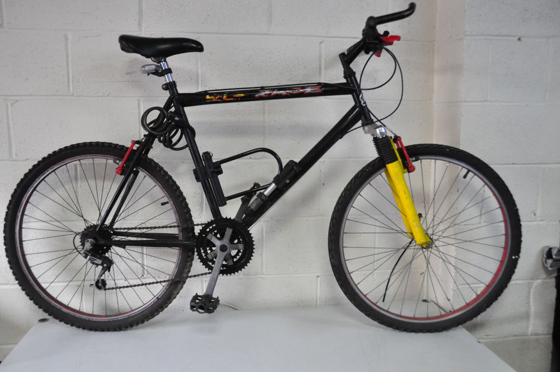 A FALCON GENTS MOUNTAIN BIKE with a 23 ins frame 18 speed Shimano gears, front suspension