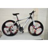 A BRAND NEW EXTREME XRM1 NAVAJO GENTS MOUNTAIN BIKE with 27 speed Shimano gears, Front fork