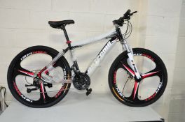 A BRAND NEW EXTREME XRM1 NAVAJO GENTS MOUNTAIN BIKE with 27 speed Shimano gears, Front fork