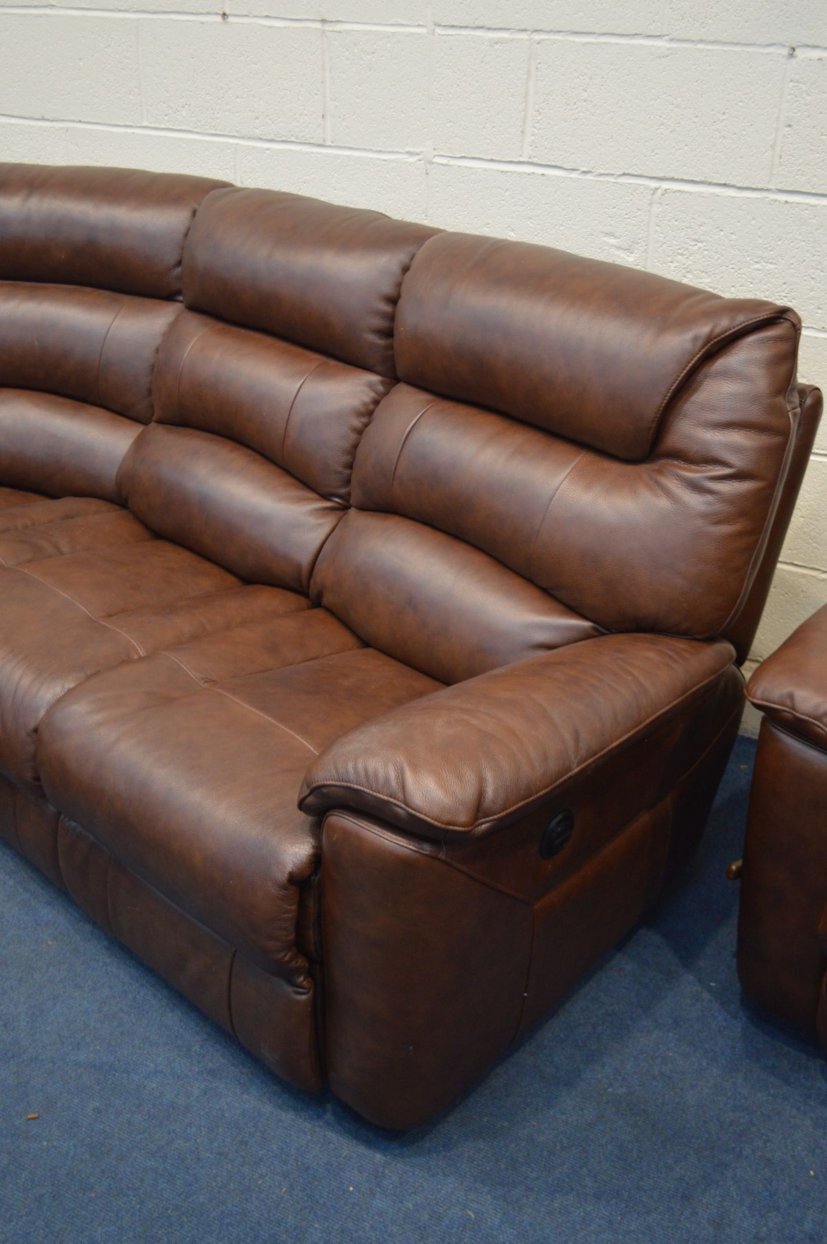 A LA-Z- BOY BROWN LEATHER CORNER SOFA, with electric recliners to each ends, length 250cm x depth - Image 4 of 6